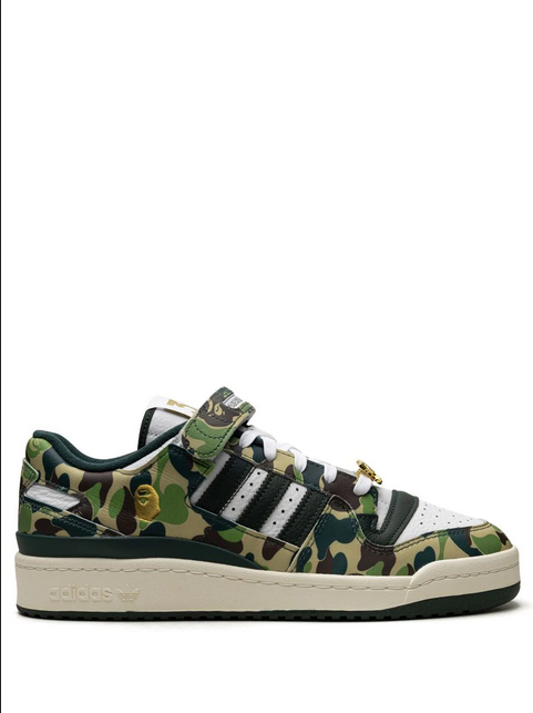 "tenis Forum 84 Low ""30th Anniversary Green Camo"" de adidas x BAPE"