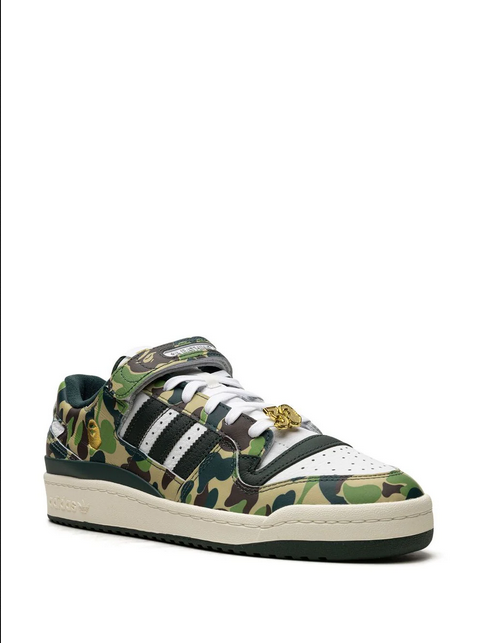 "tenis Forum 84 Low ""30th Anniversary Green Camo"" de adidas x BAPE"