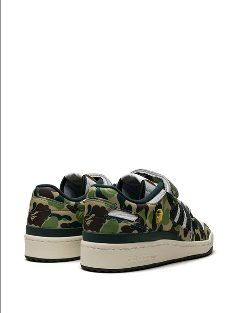 "tenis Forum 84 Low ""30th Anniversary Green Camo"" de adidas x BAPE"