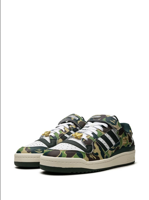 "tenis Forum 84 Low ""30th Anniversary Green Camo"" de adidas x BAPE"