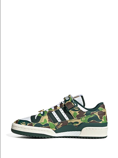 "tenis Forum 84 Low ""30th Anniversary Green Camo"" de adidas x BAPE"