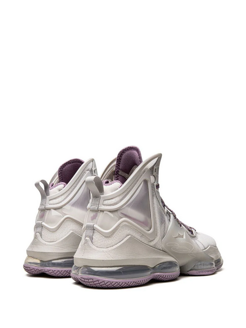 tenis altos LeBron 19