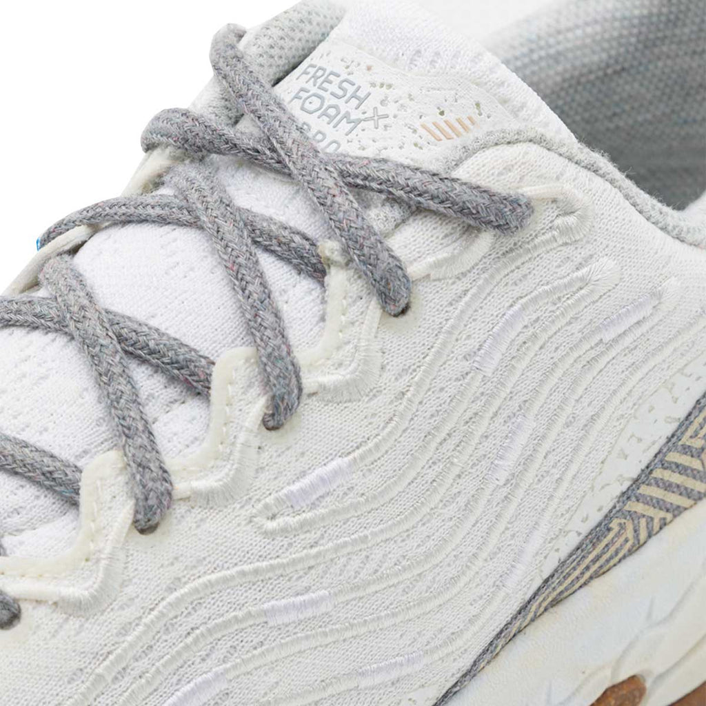 Tenis New Balance HIERRO V7 Trail Running Blanco Mujer